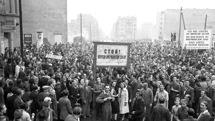 Man kann davon ausgehen, dass sich 1953 ungefähr eine Million Menschen auf verschiedenste Art und Weise an dieser gescheiterten Revolution beteiligten, sagt Ilko-Sascha Kowalczuk. Fotos und Filmdokumente gibt es allerdings fast ausschließlich aus Ost-Berlin.