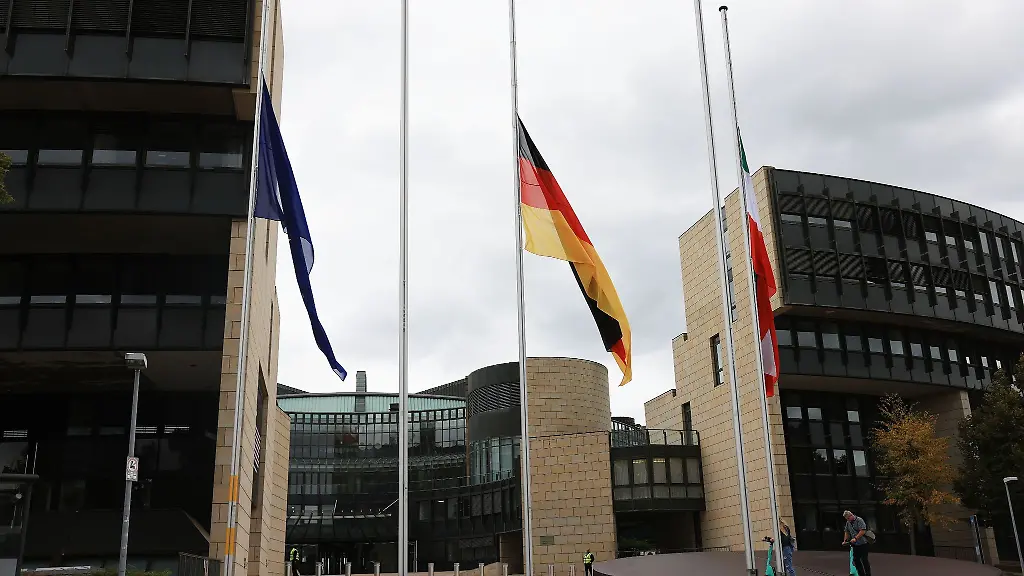 Fahnen-wehen-vor-dem-nordrhein-westfaelischen-Landtag-auf-Halbmast