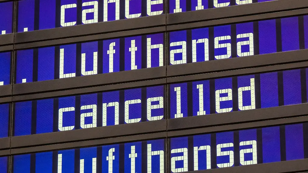 Anzeigentafeln-zeigen-cancelled-und-Lufthansa-an-einem-Flughafen
