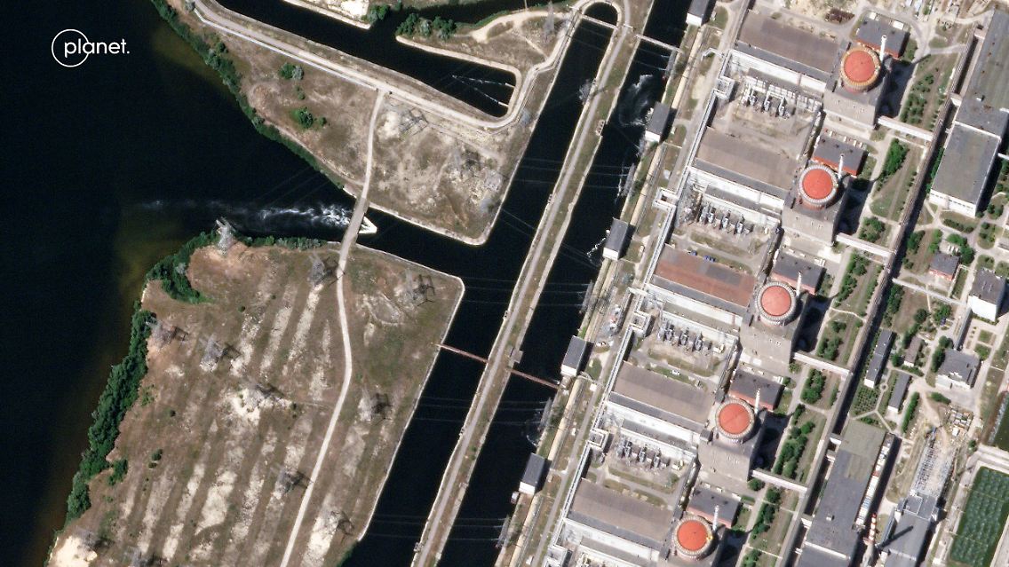 Kühlwasser-Speicher am AKW Saporischschja: Dieser stark vergrößerte Ausschnitt eines Satellitenbilds zeigt das AKW am 9. Juni bei wolkenfreiem Himmel.