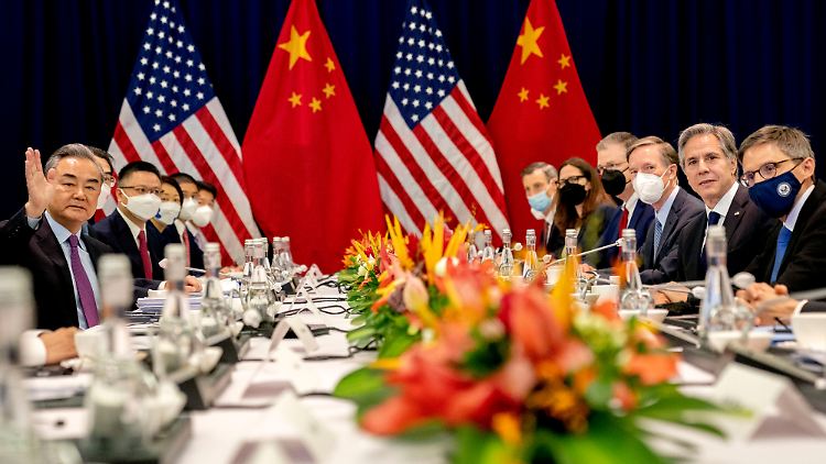 Blinken (rechts im Bild) bei einem Treffen mit chinesischen Diplomaten im vergangenen Juli auf Bali.