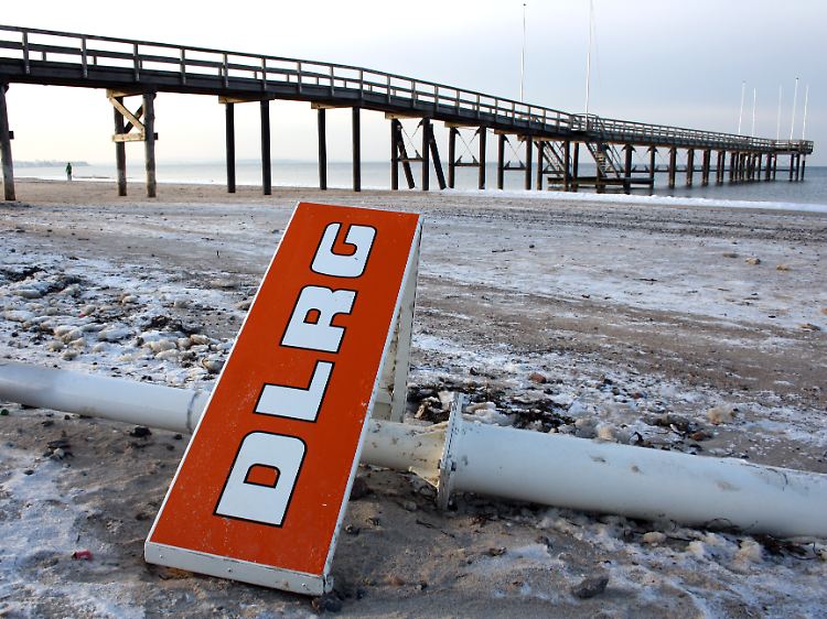 Im Winter geht es an der Ostsee ruhig zu - wo am Weissenhäuser Strand sonst die DLRG auf Schwimmer achtet, gibt es nun keinen Bedarf an Lebensrettern.