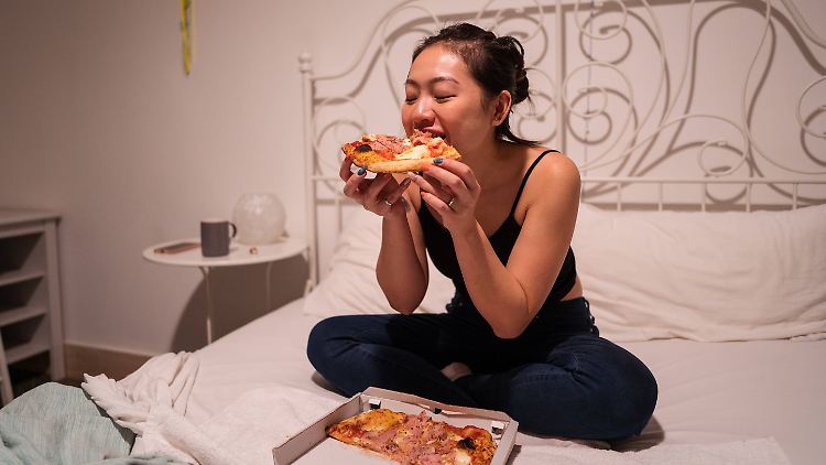 Eine Junkfood-lastige Ernährung steht tiefem, erholsamem Schlaf im Weg.