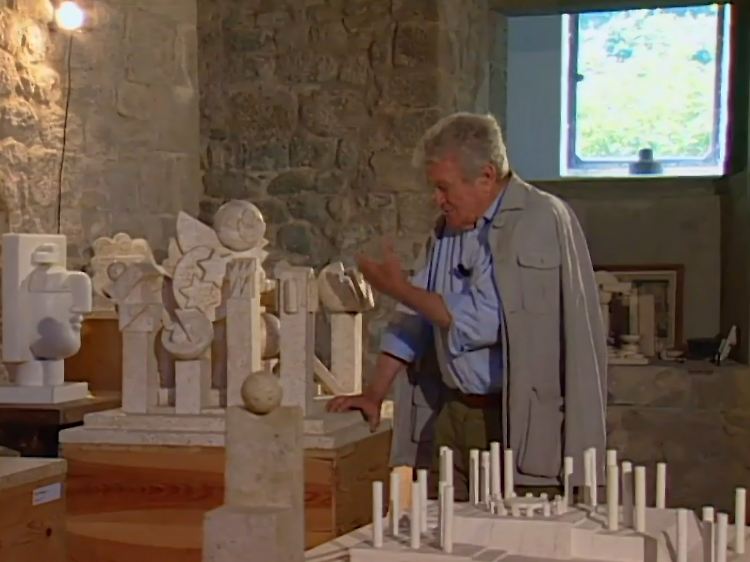 "Wir sind eben, wie man es in der Toskana ehrlich sagt, zwei gefährliche Größenwahnsinnige." Pietro Cascella erläutert das Modell des Berlusconi-Mausoleums.