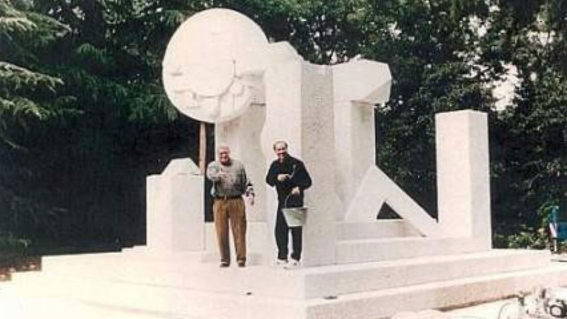 Pietro Cascella und Berlusconi bei der Arbeit.