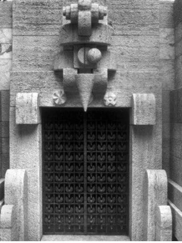 Über dem Eingang in die Grabkammer thront ein stilisierter Widder, darunter das Lot als Symbol der Freimaurer. Christliche Symbole sucht man in Berlusconis Mausoleum vergeblich.