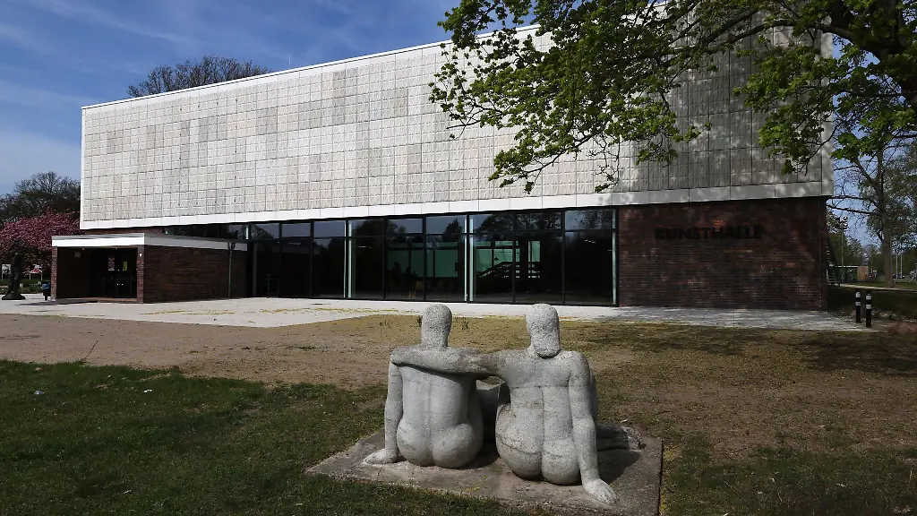 Die-Kunsthalle-Rostock-nach-dem-Abschluss-der-Sanierung-im-Vordergrund-die-Plastik-Bellevue-von-Eric-Poulsen-1979-Beton