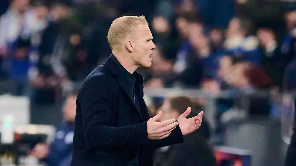Schalkes-Trainer-Karel-Geraerts-in-Aktion