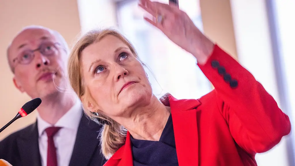 Birgit-Weitemeyer-Hamburger-Rechtsprofessorin-stellt-mit-Christian-Pegel-SPD-dem-Innenminister-von-MV-ein-Gutachten-vor