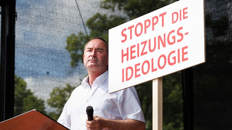 "Jetzt ist der Punkt erreicht, wo endlich die schweigende große Mehrheit dieses Landes sich die Demokratie wieder zurückholen muss", rief Aiwanger in Erding. 