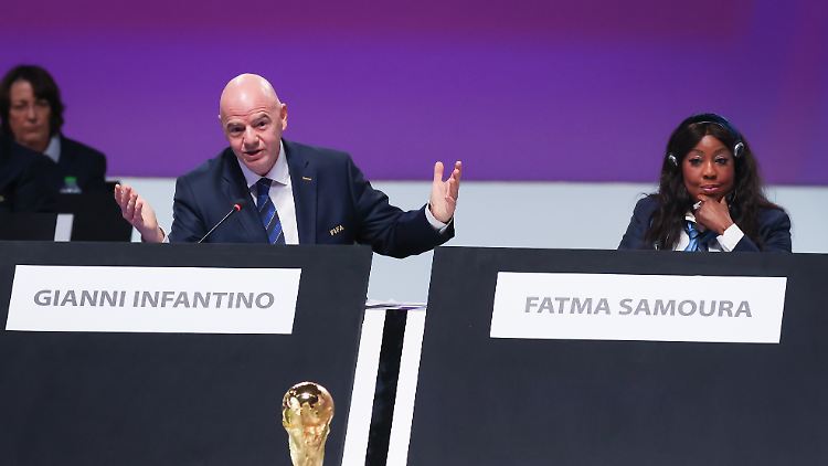Wollten die WM alle zwei Jahre stattfinden lassen: Infantino und Samoura.