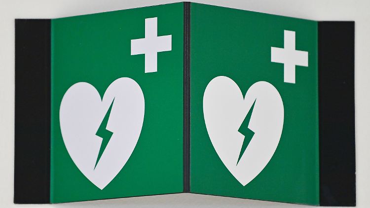 Hinweisschild auf einen Defibrillator - ein lebensrettendes Gerät bei Herzrhythmusstörungen.
