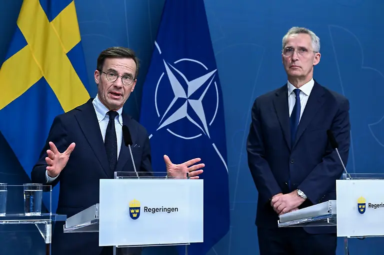 Der-schwedische-Premier-Ulf-Kristersson-l-und-Nato-Chef-Jens-Stoltenberg-waehrend-einer-Pressekonferenz-in-Stockholm
