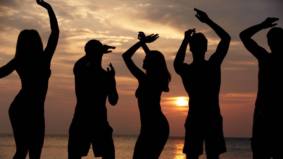 Sommerhit: Zum typischen Sommerhit gehören eine eingängige Melodie, ein einfacher Text, ein tanzbarer Rhythmus und eine hohe Position in den Offiziellen Charts. Sommerhit-Interpreten sind meistens noch keine großen Stars.
