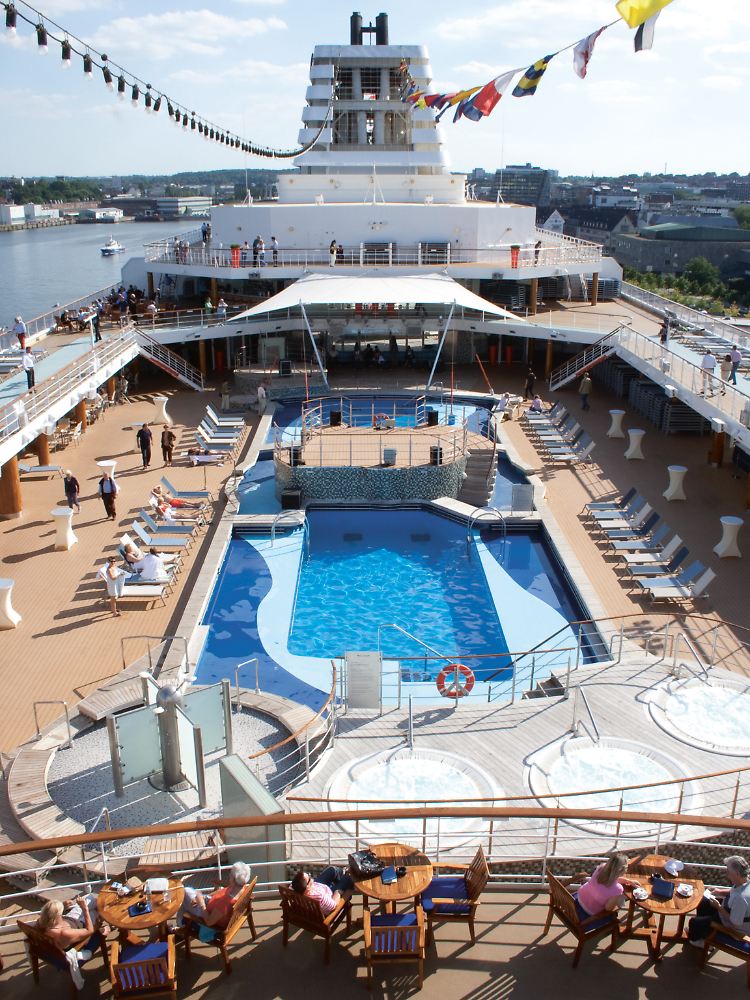 Pooldeck auf der "Mein Schiff 1": Kreuzfahrten bieten heute ein umfangreiches Freizeitprogramm - auch bei Reisen auf der Ostsee.