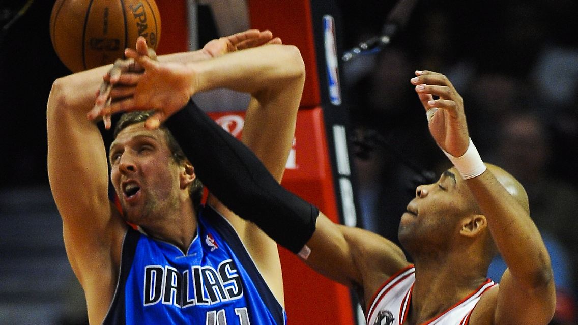 Dirk Nowitzki fiel trotz durchwachsener Trefferquote nicht negativ ab gegen seine Teamkollegen.