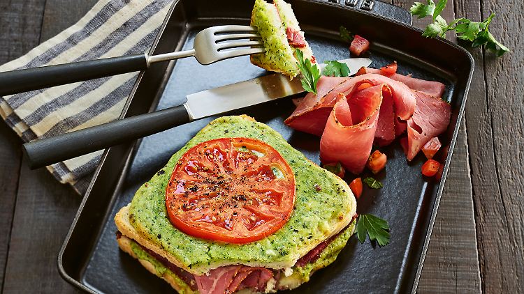 Leicht und macht dennoch satt: Croque mit Kräuter-Käse-Creme und Pastrami.