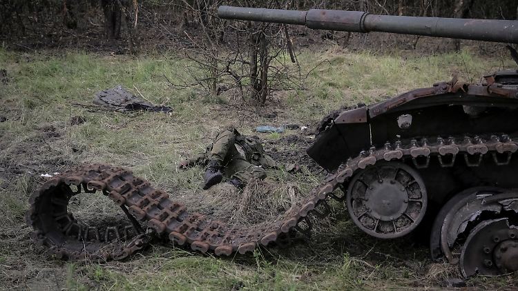 Die Leiche eines russischen Soldaten neben einem zerstörten Panzer im neu befreiten Dorf Storozheve.