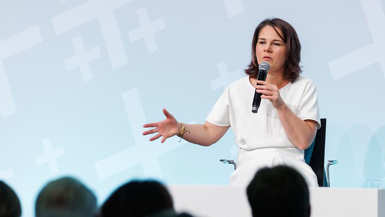 Bundesaußenministerin Annalena Baerbock nannte den Kompromiss bitter, aber notwendig, "um die unterschiedlichen Interessen der EU zusammenzubringen und um den Status quo, der eine erbitterte Situation an den Außengrenzen ist, zu verbessern".