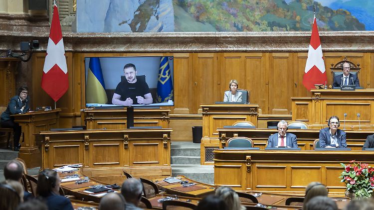 Der ukrainische Präsident plädiert in seiner Rede für einen "globalen Friedensgipfel" mit der Schweiz in einer zentralen Rolle.