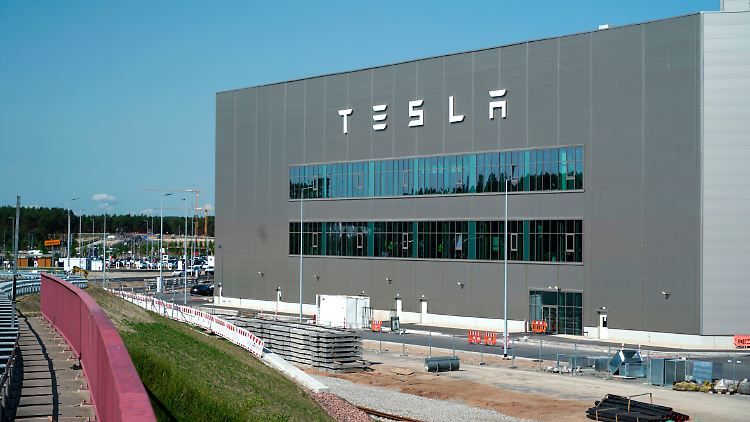 Die Tesla-Fabrik in Grünheide fertigt pro Woche etwa 5000 Fahrzeuge.