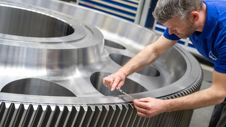 Hohe Inflation, schwache Weltkonjunktur und gestiegene Zinsen - die deutsche Wirtschaft wird nach Ansicht mehrerer Forscher in diesem Jahr schrumpfen.