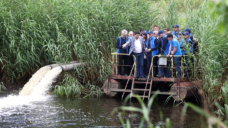 IAEA-Chef Grossi lässt sich von den russischen Besatzern die Folgen der Zerstörung des Kachowka-Staudamms zeigen. 