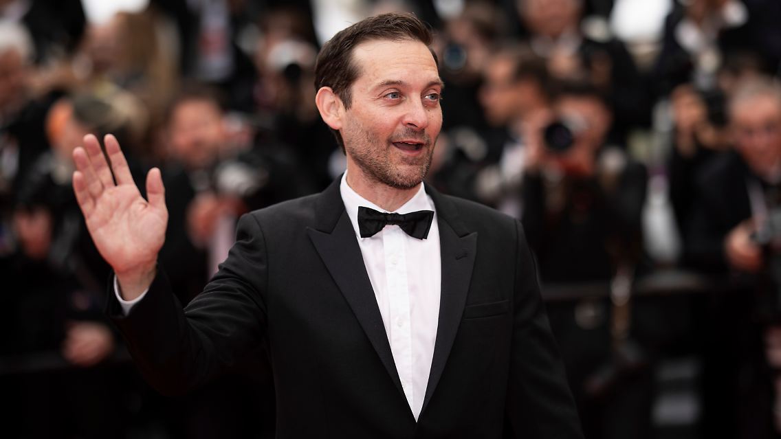 Seinen jugendlichen Charme hat auch Tobey Maguire, mittlerweile 47 Jahre alt, noch nicht verloren.