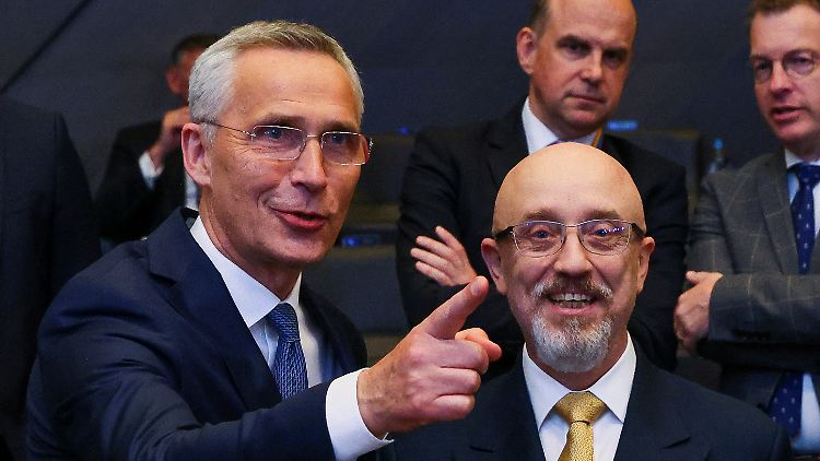 Das Amt lässt ihn nicht los: Stoltenberg in Brüssel mit dem ukrainischen Verteidigungsminister Resnikow. 