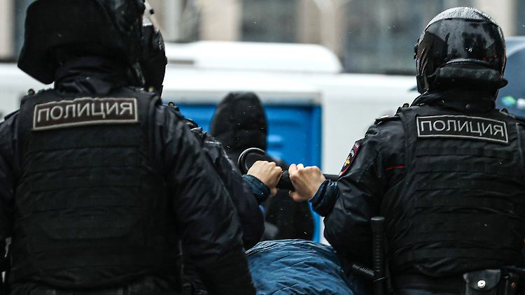 In Russland wurden fast 20.000 Menschen wegen Protests gegen den Krieg festgenommen.