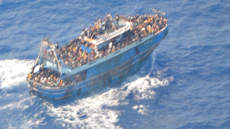 Medienberichten zufolge kam es auf dem Boot zu einer Massenpanik, nachdem die Maschinen des alten Kutters ausgefallen waren.