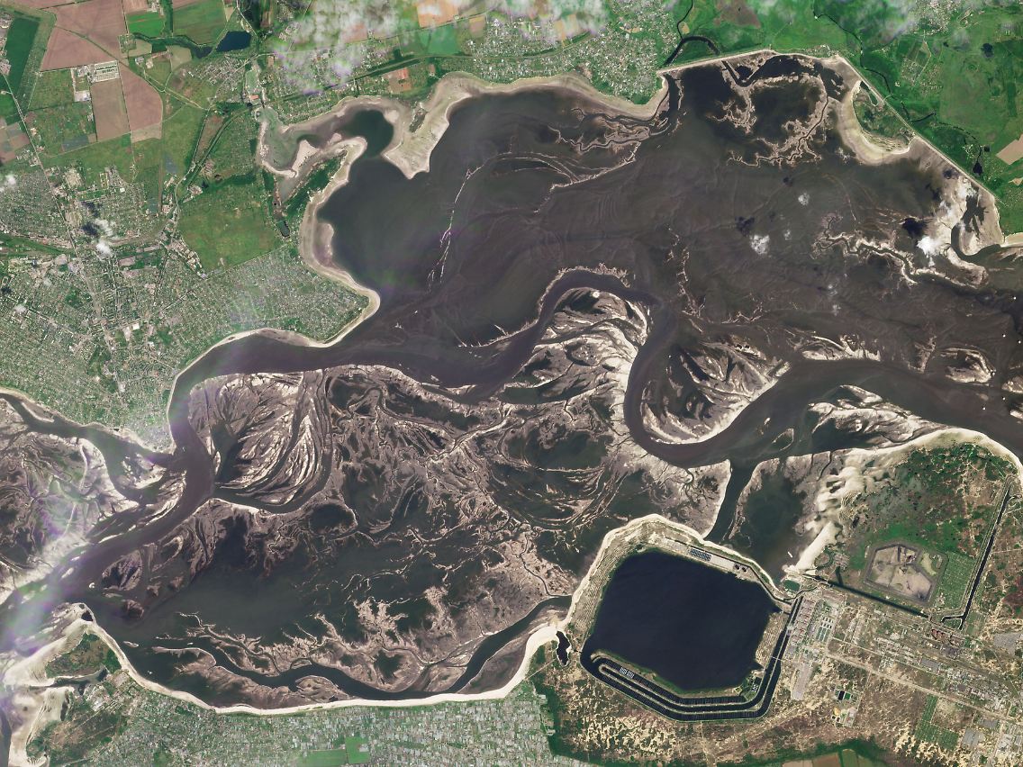 Hochauflösendes Satellitenbild vom 13. Juni: Der Kachowka-Stausee ist fast komplett verschwunden.