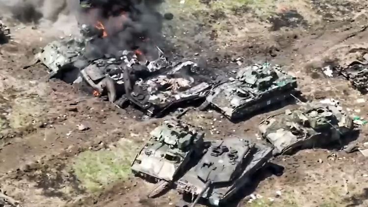 Von Russland verbreitete Bilder zeigen zerstörte ukrainische Panzer, darunter westliche Bradley und Leopard.