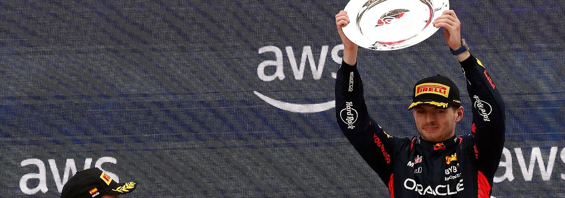Lewis Hamilton (l) aus Großbritannien vom Team Mercedes applaudiert dem Sieger, Max Verstappen aus den Niederlanden vom Team Red Bull, nach dem Rennen.
