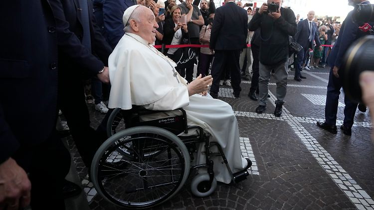Papst Franziskus (l.) verlässt die Gemelli-Klinik in Rom neun Tage nach einer Bauchoperation.