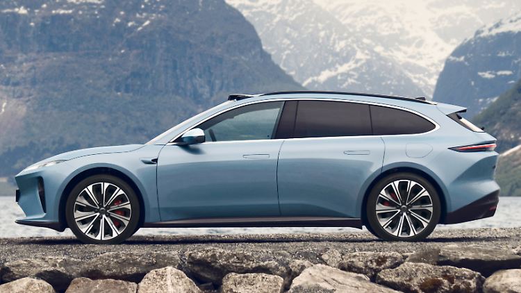 In der Seitenansicht ist die weit nach hinten gezogene Dachlinie des Nio ET5 Touring gut zu erkennen.