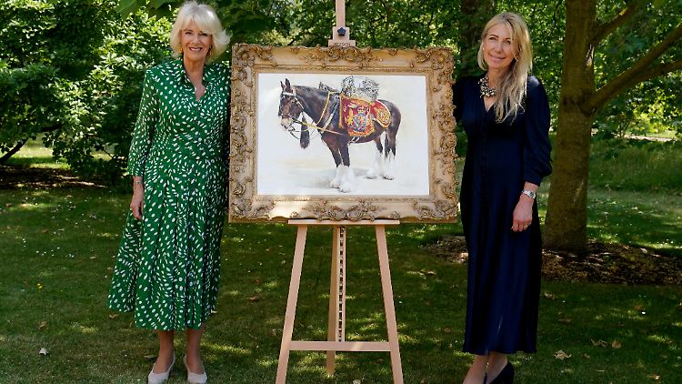 Das Pferd wurde nicht nur getauft, sondern auch gemalt - von der Künstlerin Mandy Shepherd (r.).