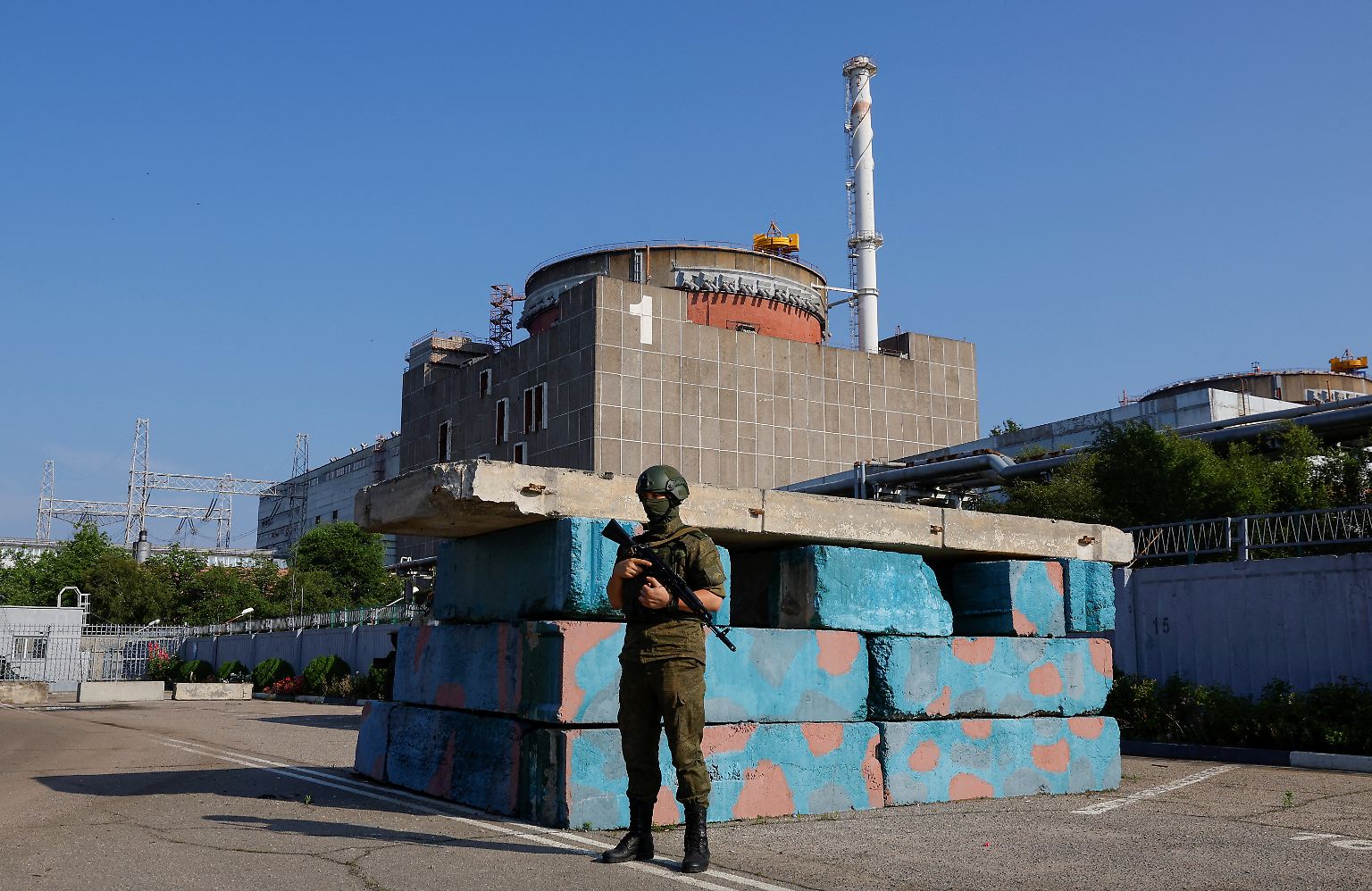 Der Dammbruch in der Ukraine rückt das Atomkraftwerk Saporischschja schlagartig zurück ins Licht der Weltöffentlichkeit: Seit den ersten Kriegswochen steht die Nuklearanlage unter russischer Kontrolle.