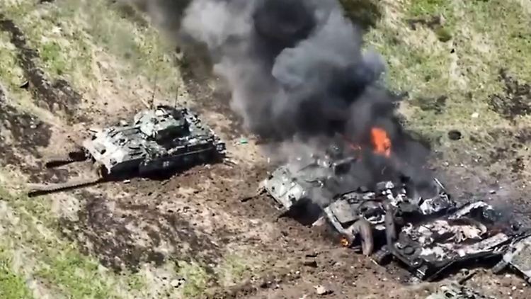 Von Russland verbreitete Drohnenbilder zeigen zerstörte Panzer der ukrainischen Armee - darunter die Elite des Westens: Bradleys und Leopards.