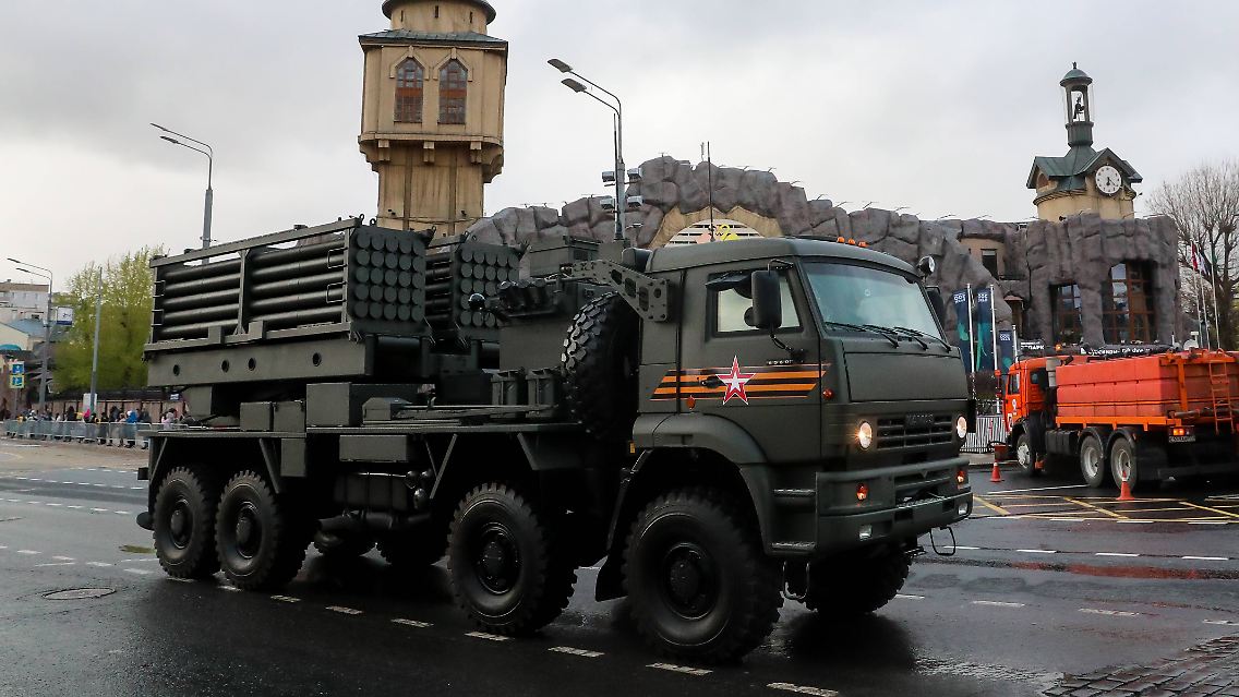Der russische Minenwerfer ISDM "Zemledeliye" bei der Militärparade in Moskau 2021 auf dem Weg zum Roten Platz.