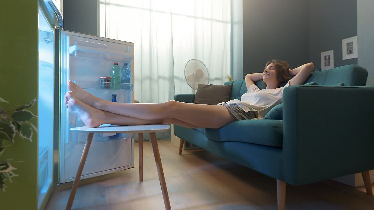 Damit im Sommer niemand zur Abkühlung vor dem geöffneten Kühlschrank sitzen muss, gibt es das Midea-Klimagerät Silent Cool 26 Pro jetzt im Angebot.