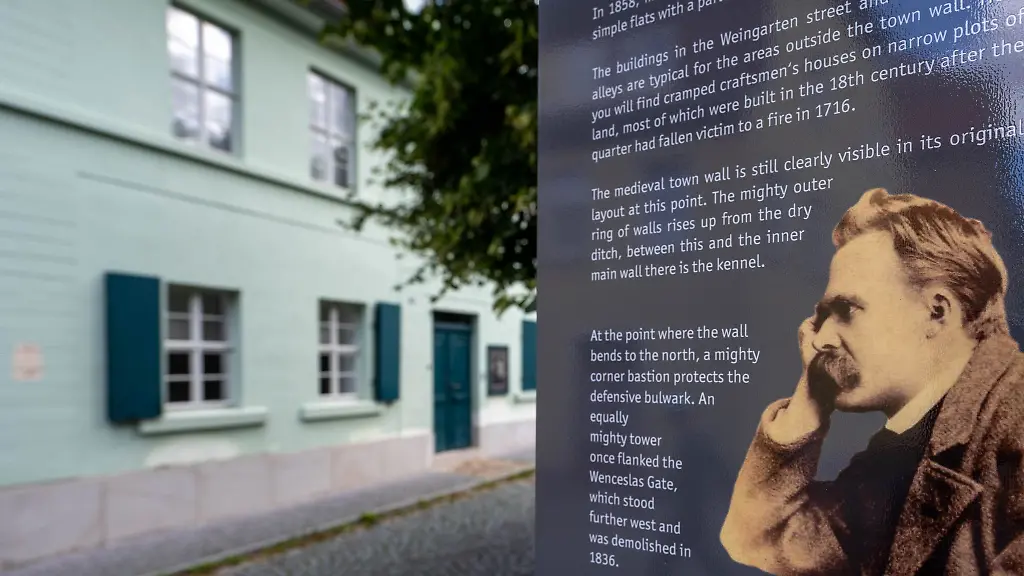 Eine-Stele-mit-einem-Portrait-Friedrich-Nietzsches-informiert-vor-dem-Nietzsche-Haus-in-Naumburg