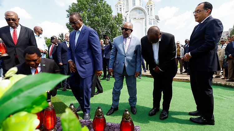 Die Delegation afrikanischer Staats- und Regierungschefs gedachte auch der Opfer an einem Massengrab.