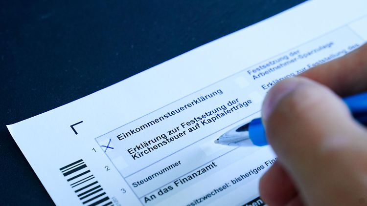 Wer die Steuererklärung nicht rechtzeitig abgeben kann, kann beim zuständigen Finanzamt eine Fristverlängerung beantragen..