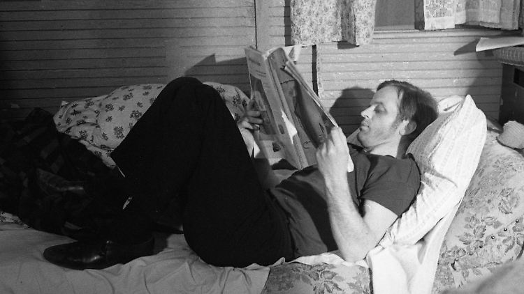 Der Schauspieler Klaus Kinski 1964 in einer Drehpause beim Zeitunglesen. "Selfcare" gab es damals noch nicht.