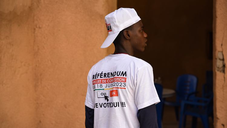 Stimmt mit "Ja": In Bamako trägt ein junger Mann T-Shirt und Basecap mit Werbung für das Referendum.