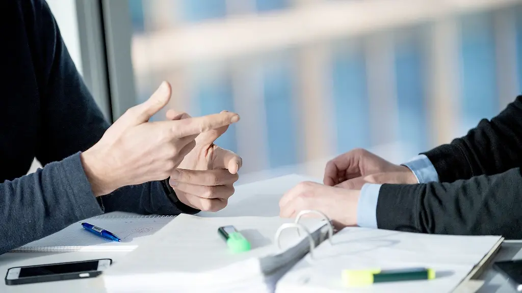 Den-Arbeitgeber-mit-einem-Gehaltsangebot-der-Konkurrenz-unter-Druck-setzen-Das-ist-nicht-immer-eine-gute-Idee