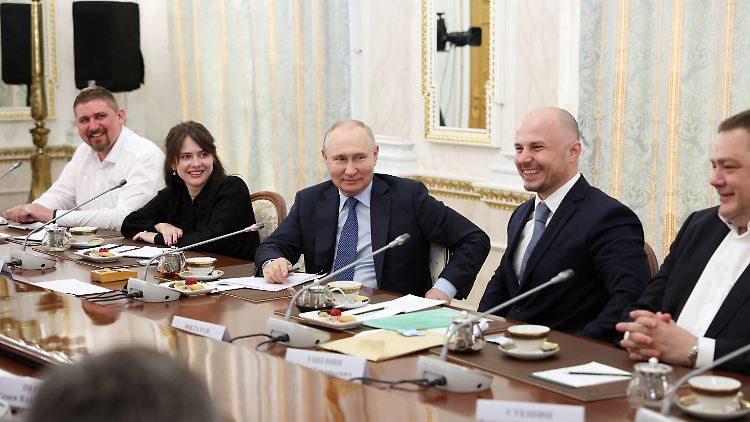Vor dem Treffen mit Präsident Putin mussten sich die Militärblogger einer siebentägigen Quarantäne unterziehen.
