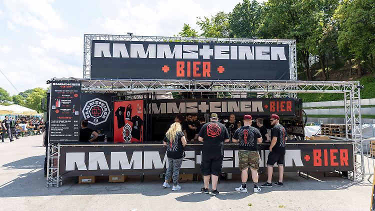 Den Verkaufszahlen schaden die Vorwürfe gegen Rammstein-Sänger Lindemann nicht. 
