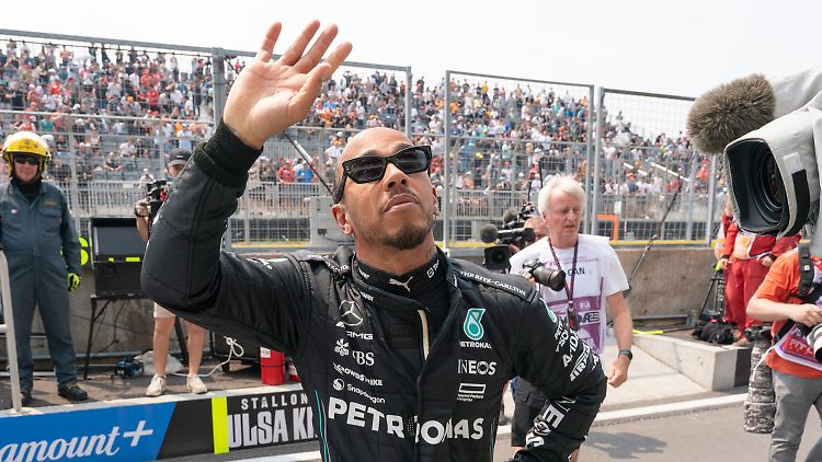 Nach dem Abbruch beim 1. Training nutzte Hamilton die Zeit, um sich dem Publikum zu zeigen.